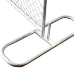Stands temporary chain link fence